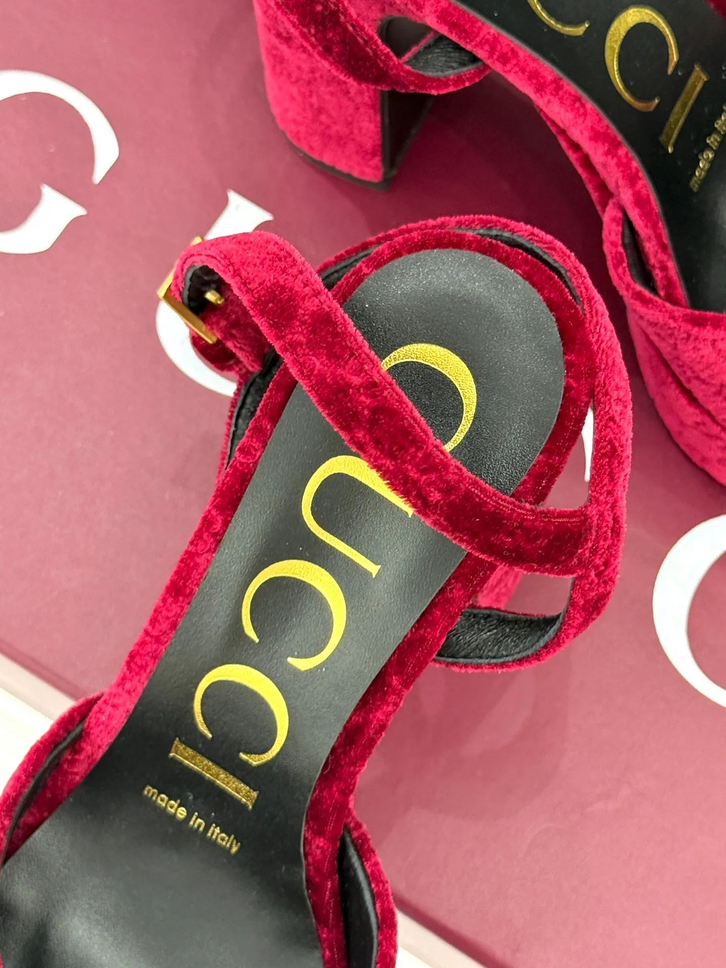 👟👟Ex-factory price 660👟👟 Gucci/Gucci classic horsebit pointed velvet square toe waterproof platform high-heeled sandals When the classic horsebit meets velvet texture, these sandals have become synonymous with elegance and individuality. The square toe design breaks the sharpness of the pointed toe and adds a bit of retro laziness. The delicate velvet upper feels luxurious and shows a high-end texture with the flow of light and shadow. Every step brings a gentle aura. The iconic metal horsebit embellishes the shoe body, instantly awakening brand recognition and cleverly blending retro style with modern fashion. The golden ratio of waterproof platforms and high heels not only lengthens the leg lines but also reduces walking pressure, allowing elegance without compromising comfort. Whether worn with a gorgeous dress to attend a dinner party or paired with retro jeans for a daily look, it can easily hold the spotlight and become the finishing touch in the look, highlighting unique taste and extraordinary style. The fabric is made of original customized velvet and the inner pads are all sheepskin. Heel height: 10.8 Water platform: 3.3 Italian imported genuine leather outsole size: 35-39 (40/41/42 customized)